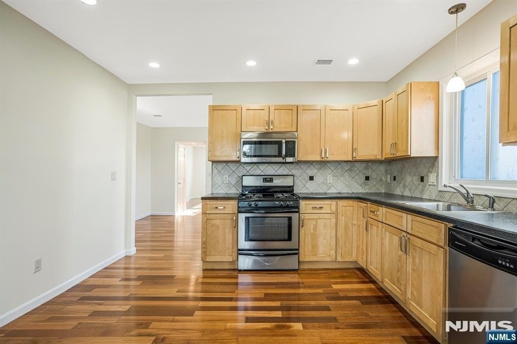 81 Washington Pl - Photo 7 of 33