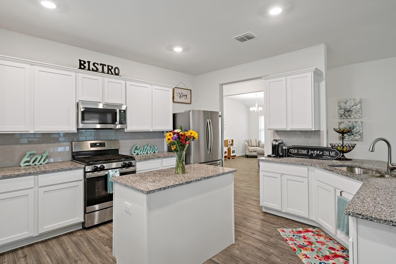 4533 Conrad Ave - Photo 5 of 40