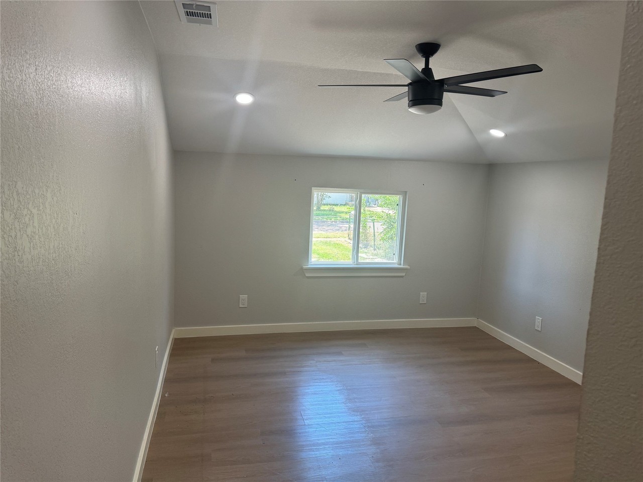 1123 Hansboro Ave - Photo 5 of 9