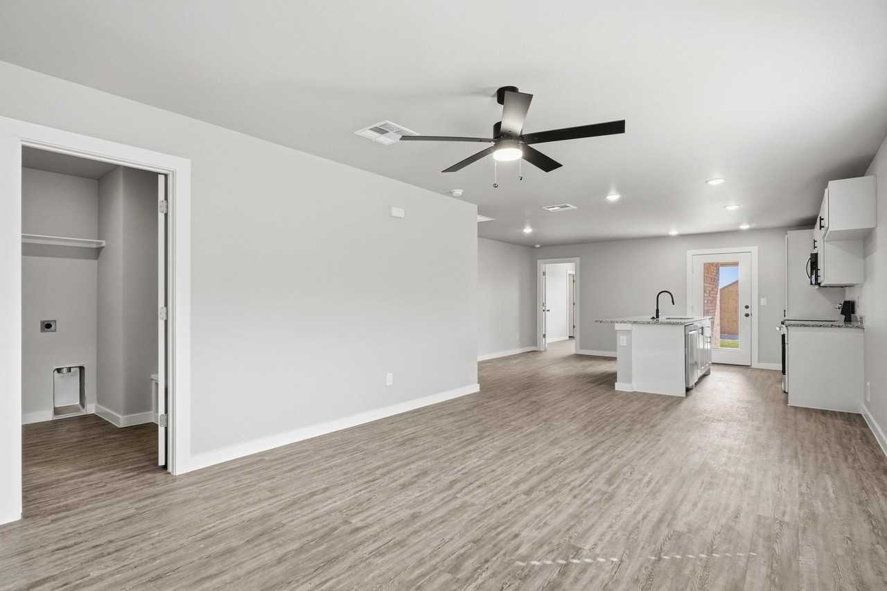 402 Elmont St - Photo 5 of 25