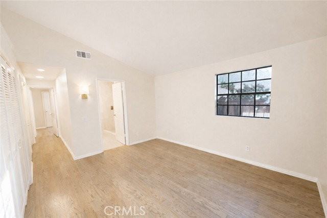 275 Flower St - Photo 5 of 8