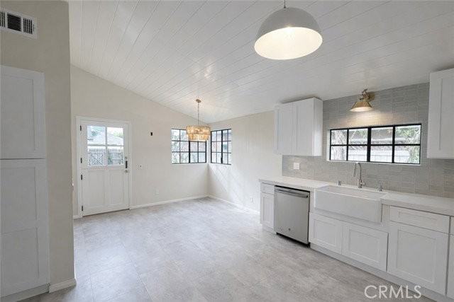 275 Flower St - Photo 6 of 8