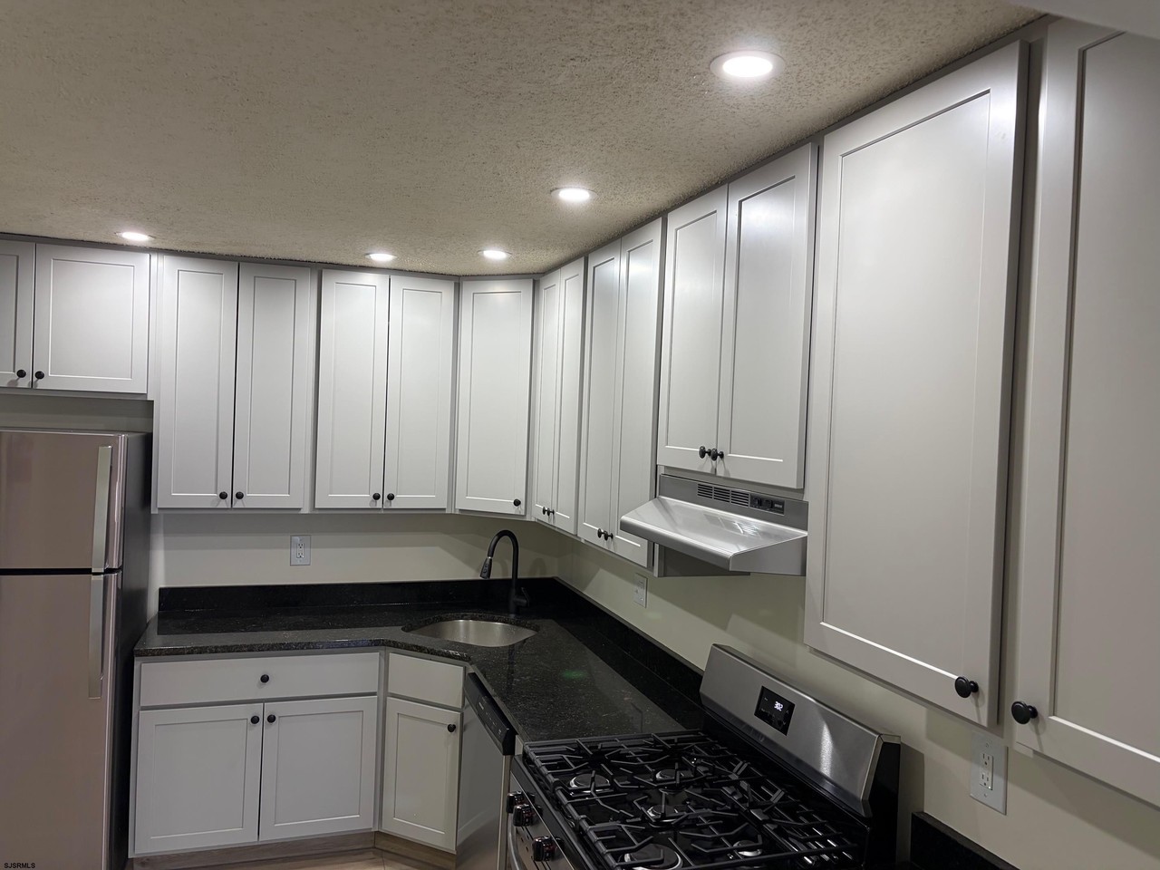 133 Colonial Ct #133 - Photo 2 of 10