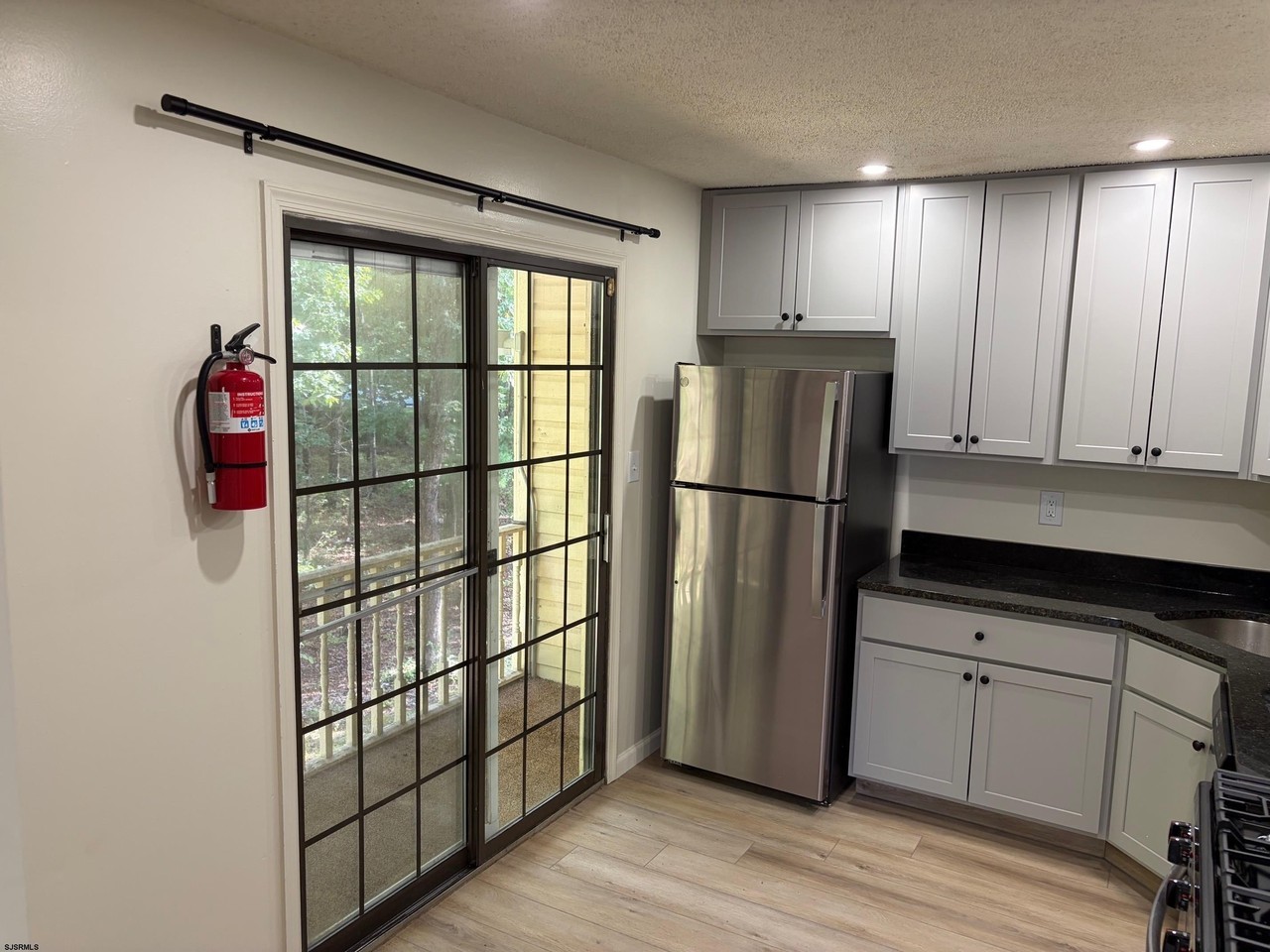 133 Colonial Ct #133 - Photo 3 of 10