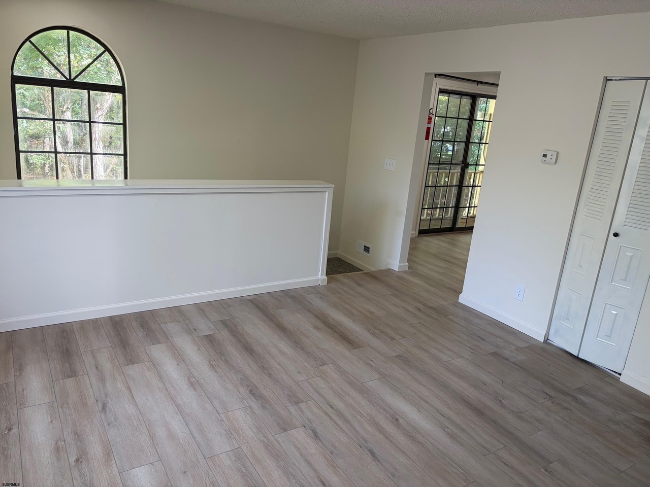 133 Colonial Ct #133 - Photo 4 of 10