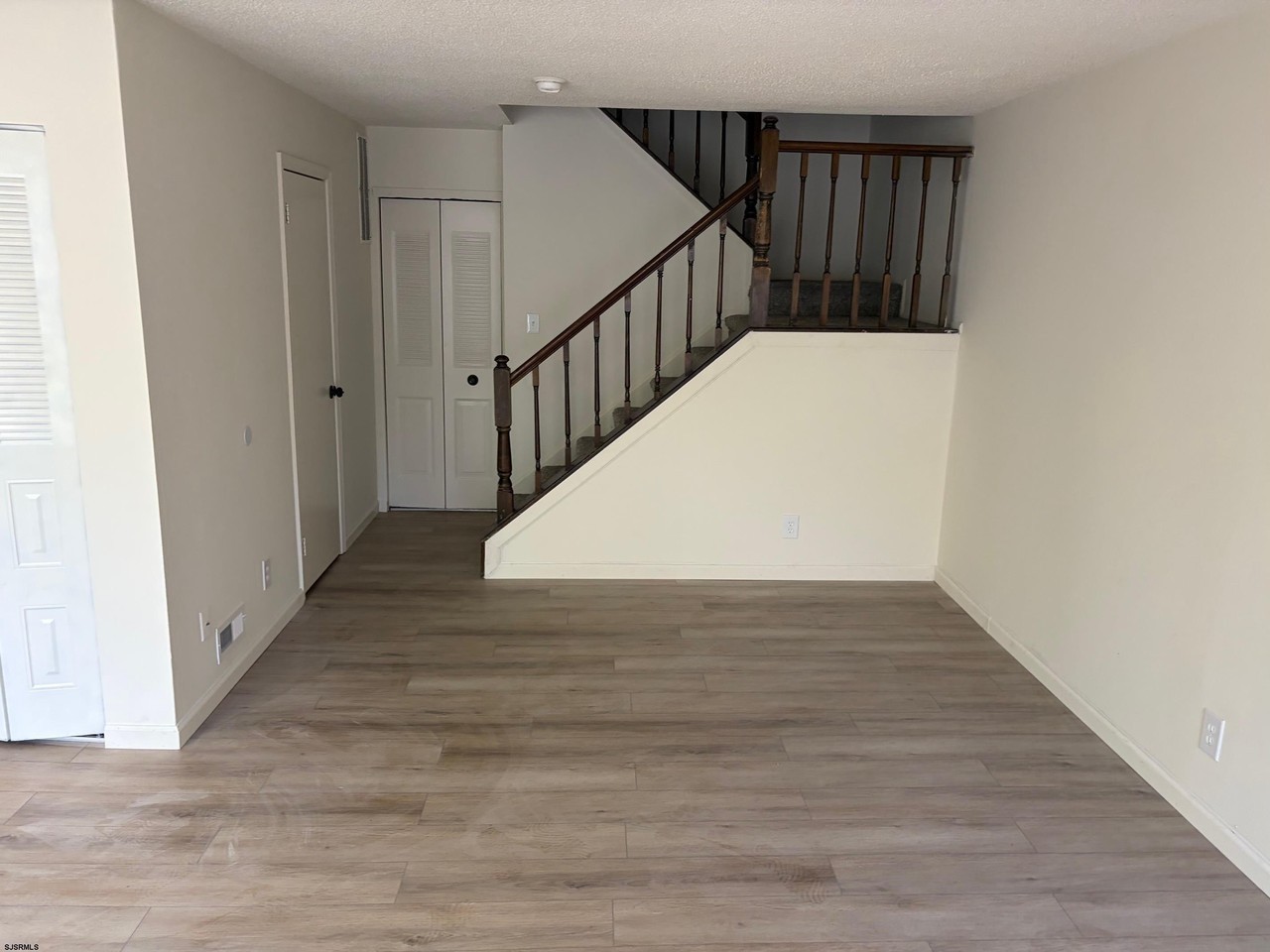 133 Colonial Ct #133 - Photo 5 of 10