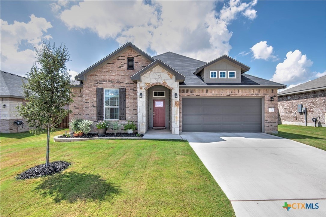 7221 Caladium Dr - Photo 2 of 35