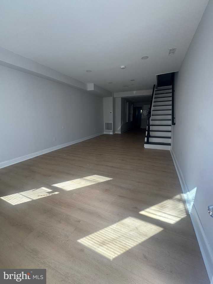 921 N Pine St - Photo 3 of 13
