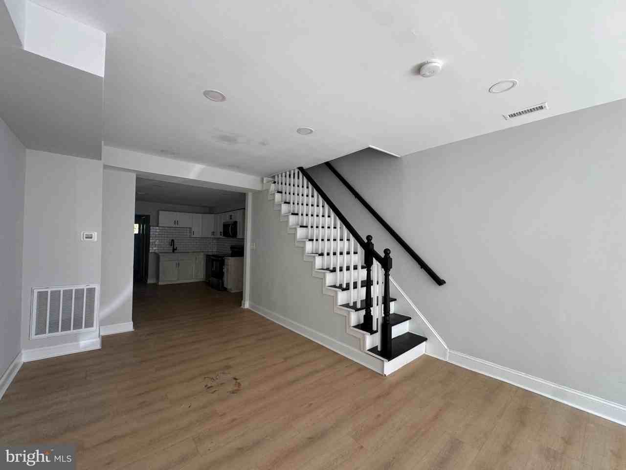 921 N Pine St - Photo 4 of 13