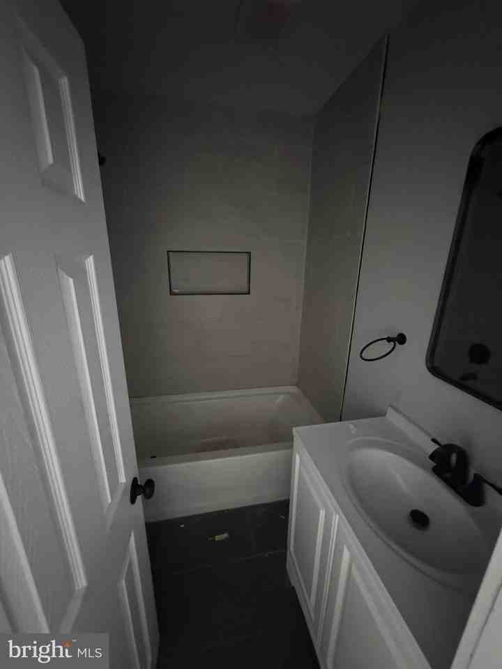 921 N Pine St - Photo 7 of 13