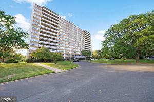 featured image of 904 Barclay Towers