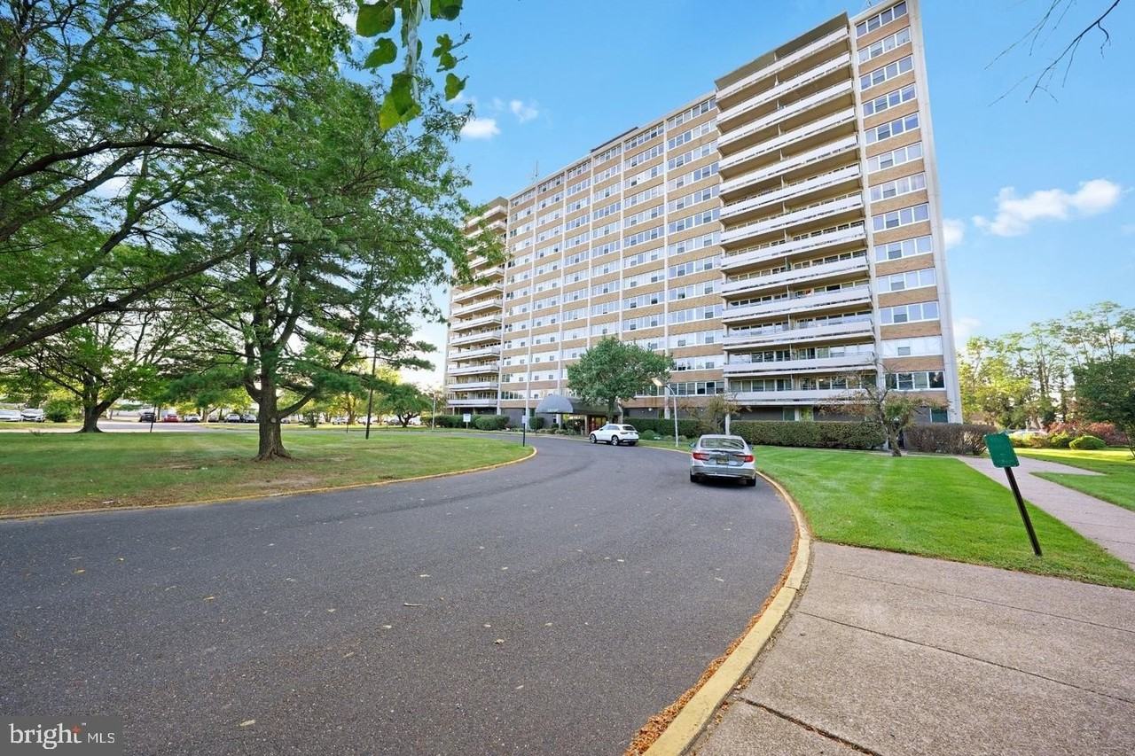 904 Barclay Towers - Photo 2 of 22