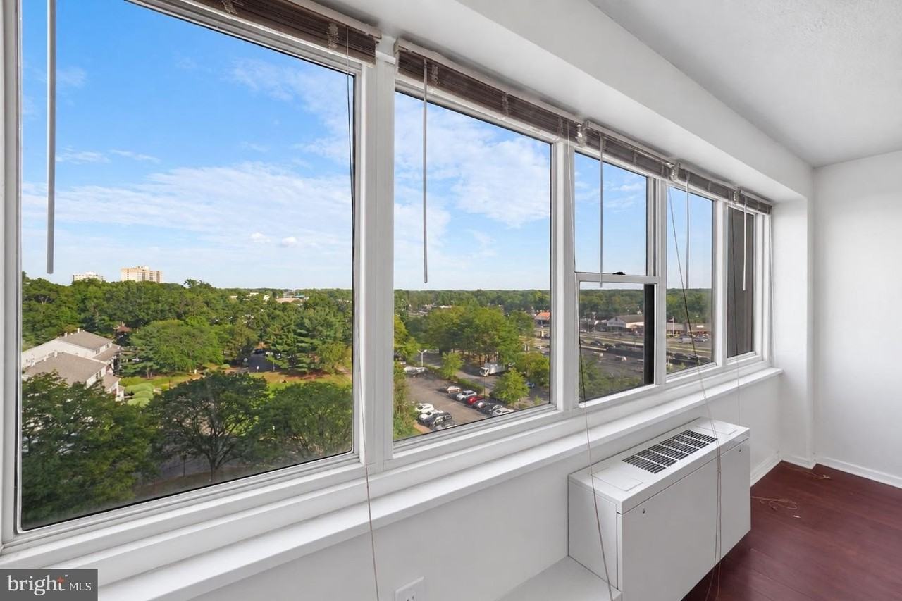 904 Barclay Towers - Photo 4 of 22