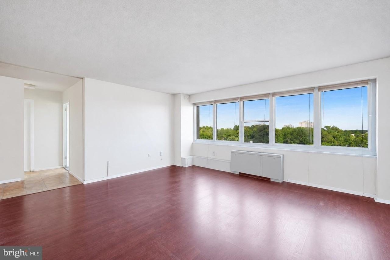 904 Barclay Towers - Photo 5 of 22