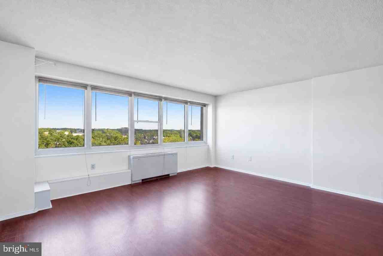 904 Barclay Towers - Photo 6 of 22