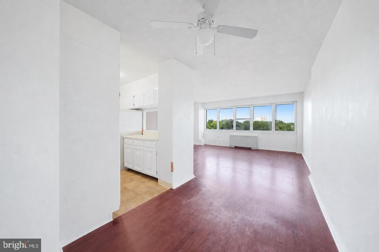 904 Barclay Towers - Photo 7 of 22