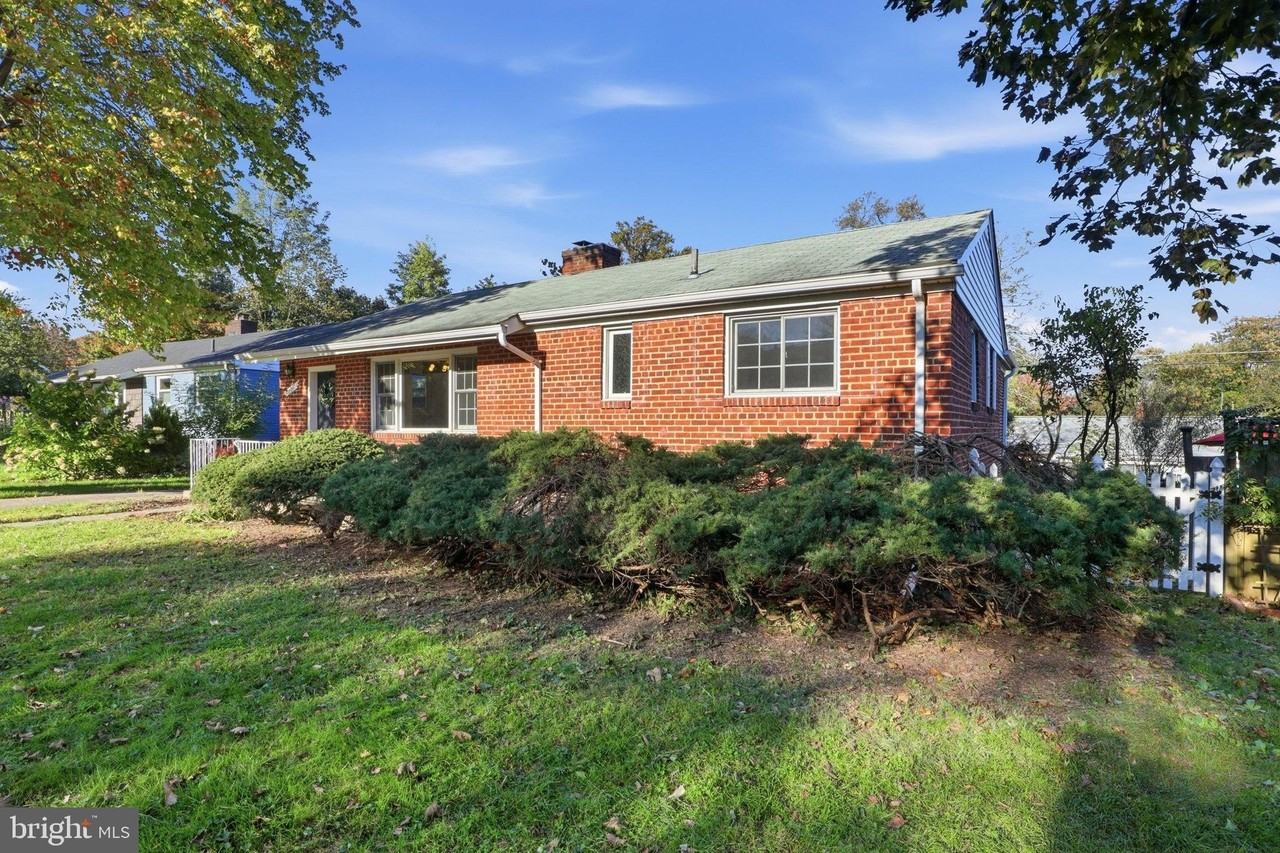 2543 N Greenbrier St - Photo 2 of 30