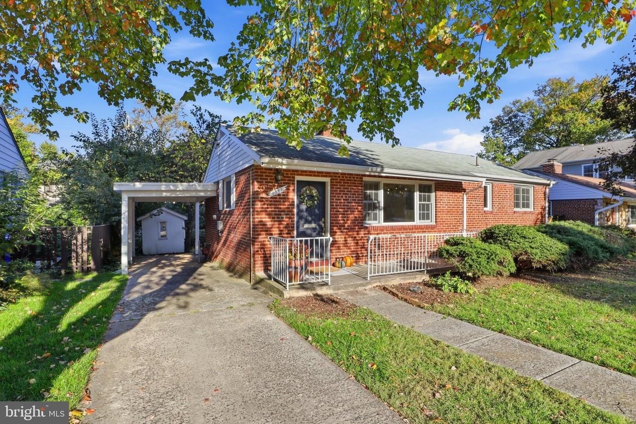 2543 N Greenbrier St - Photo 3 of 30
