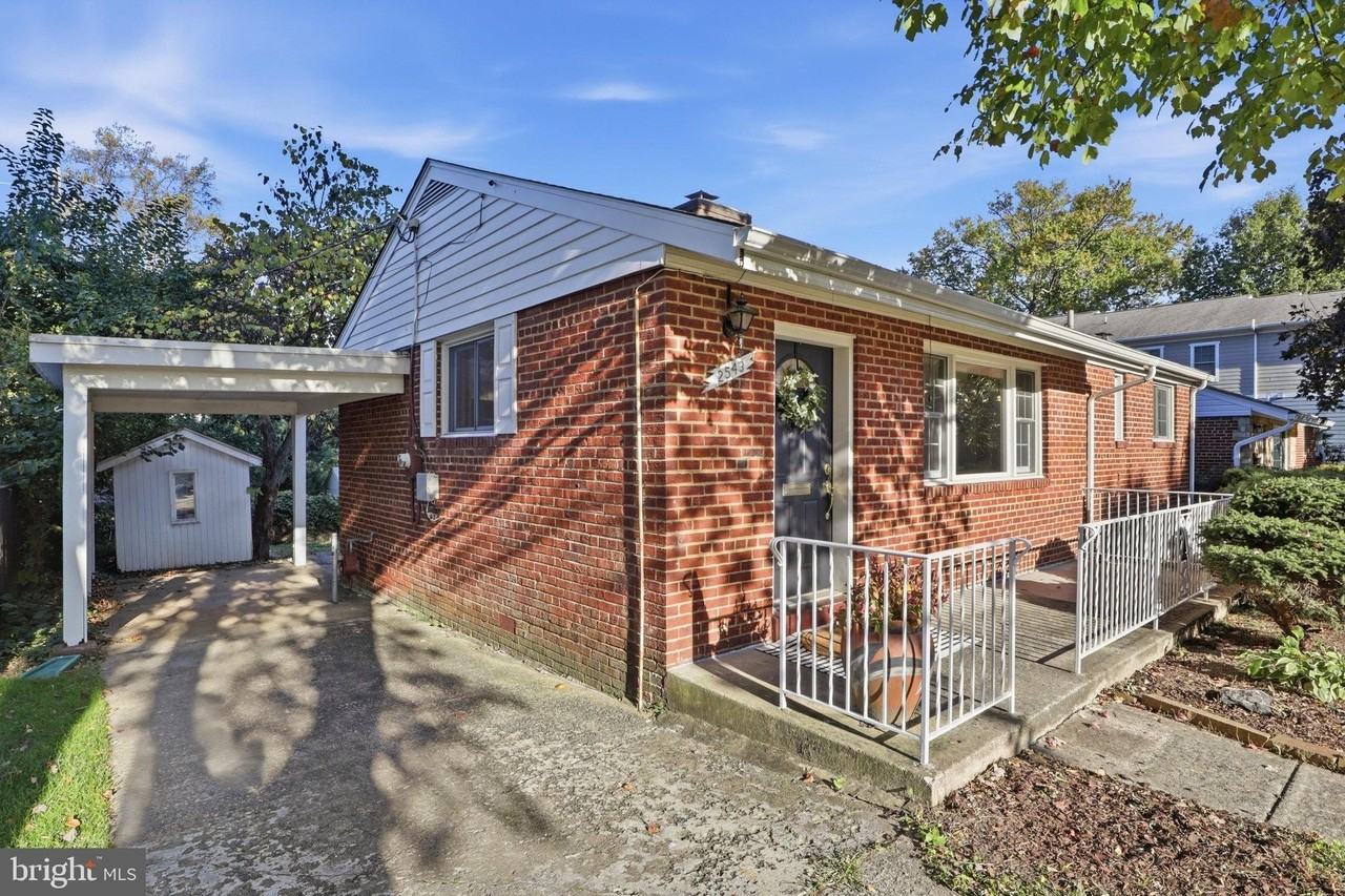 2543 N Greenbrier St - Photo 4 of 30