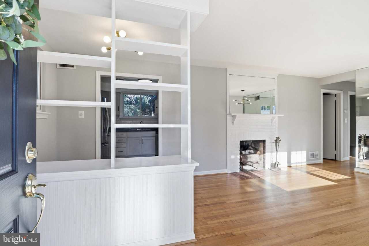 2543 N Greenbrier St - Photo 5 of 30