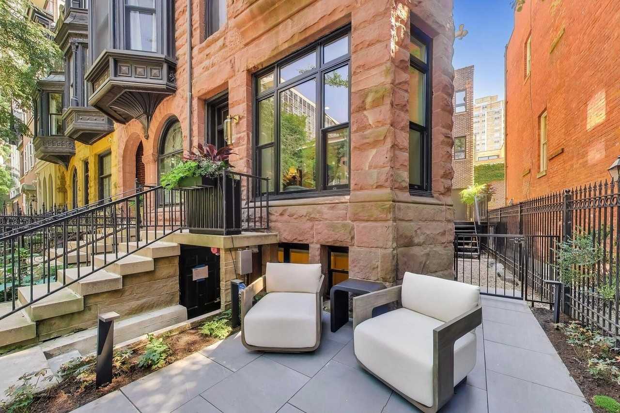 45 E Division St - Photo 4 of 50