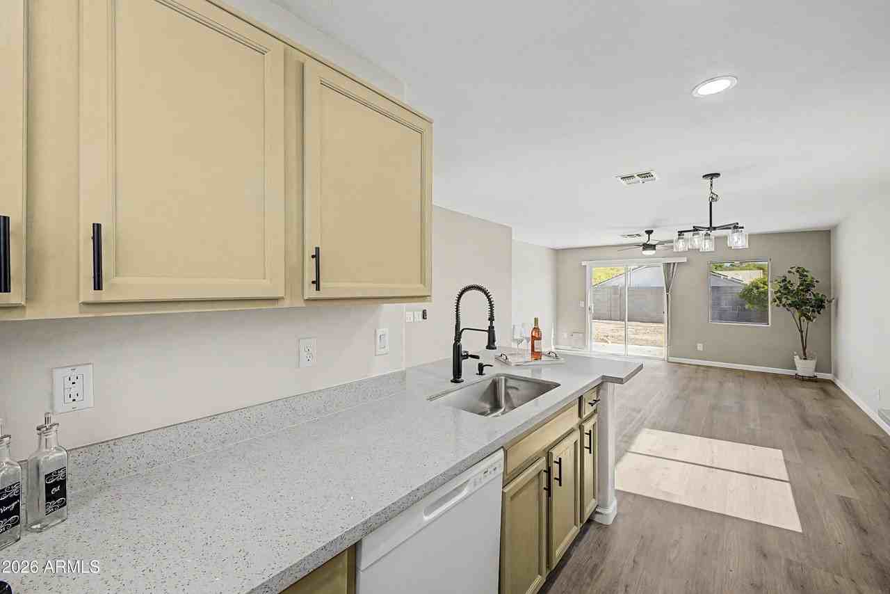 15465 W Port Royale Ln - Photo 6 of 28
