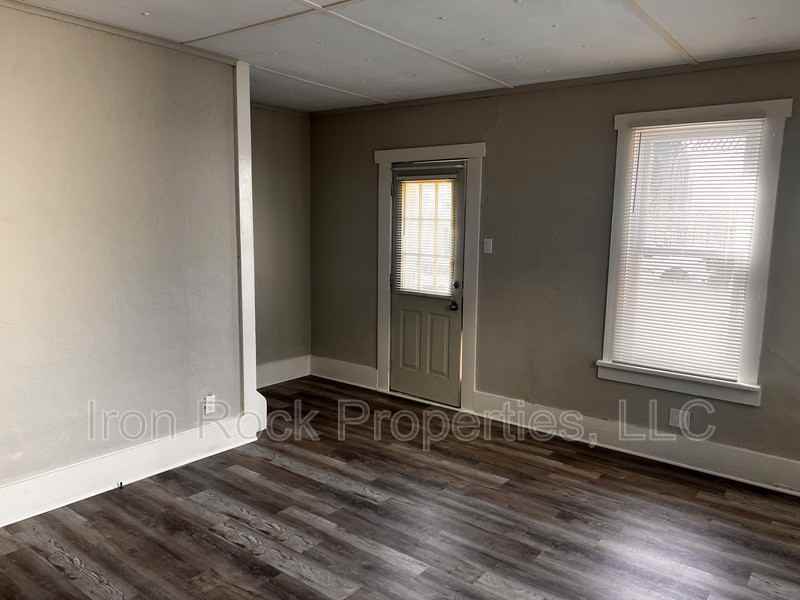 142 Cole St - Photo 3 of 11