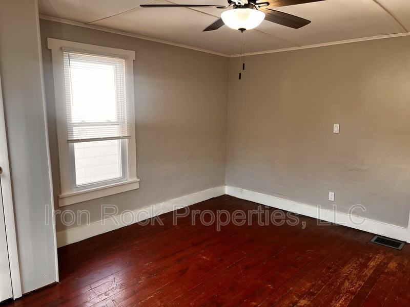 142 Cole St - Photo 4 of 11