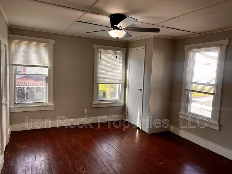 142 Cole St - Photo 5 of 11