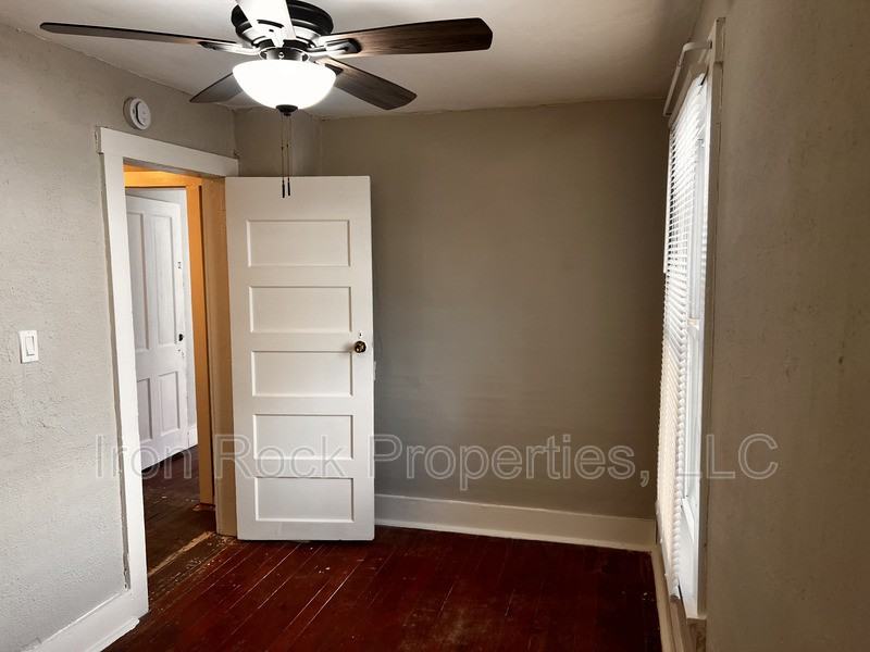 142 Cole St - Photo 7 of 11