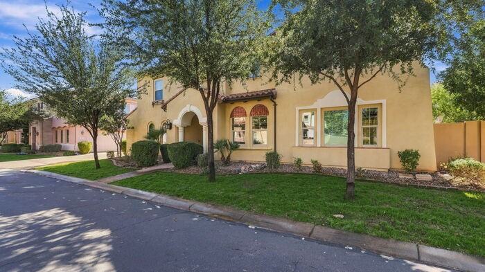 1945 W Grand Canyon Dr - Photo 2 of 38
