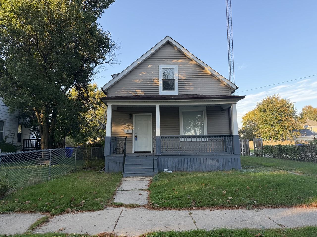 1912 62nd St - Photo 3 of 22
