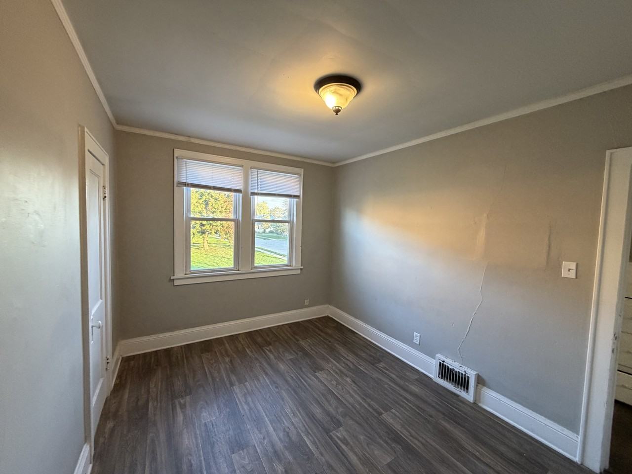 1916 43rd St - Photo 4 of 11