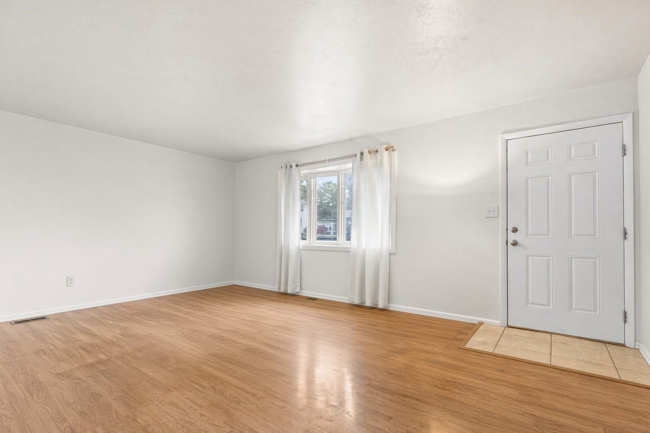 406 Locust Dr #1 - Photo 4 of 10