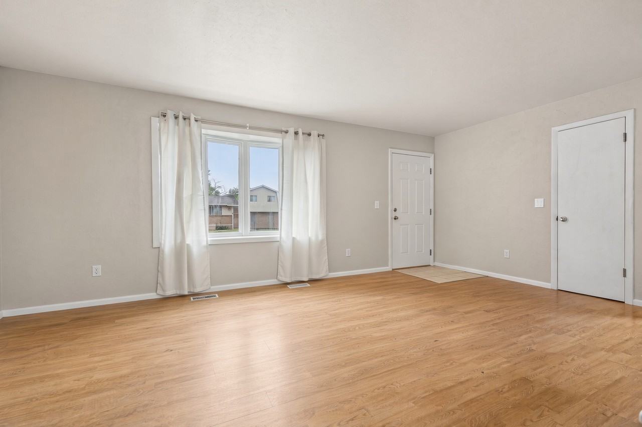 406 Locust Dr #1 - Photo 5 of 10