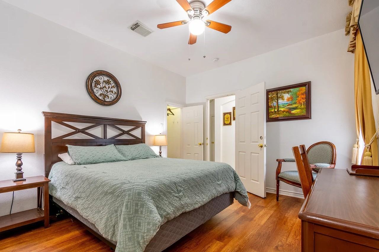 2206 N Carroll Ave - Photo 4 of 7