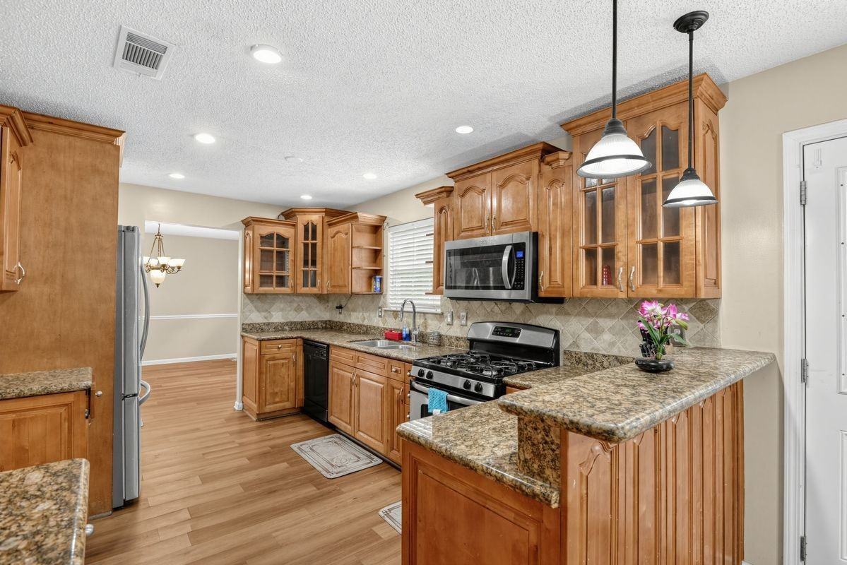 1560 Rogers Crossing Dr - Photo 6 of 42