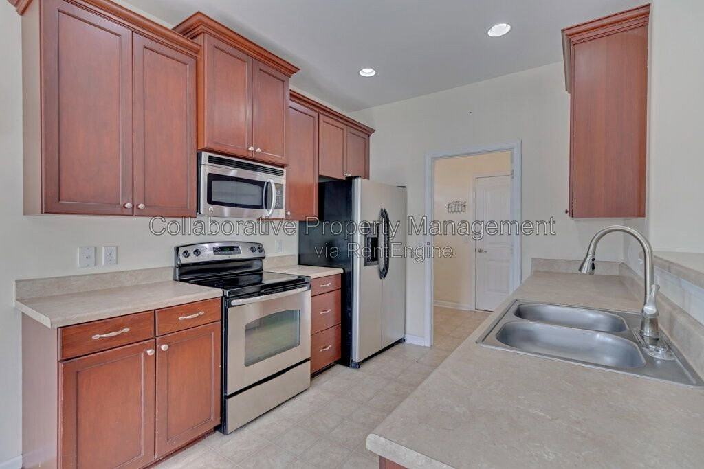 110 Grayson Ave - Photo 3 of 27