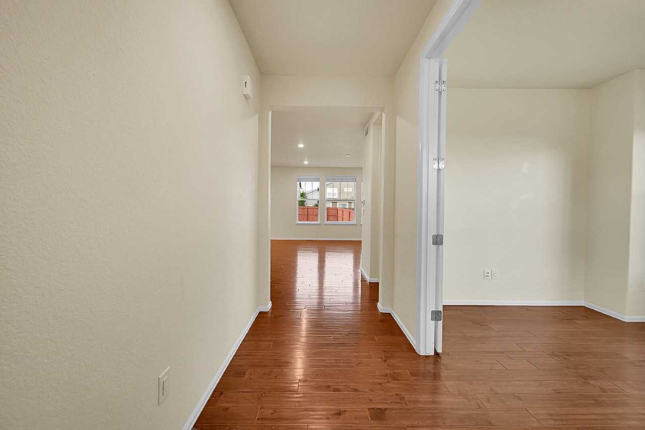 15049 Vienna Cir - Photo 3 of 21