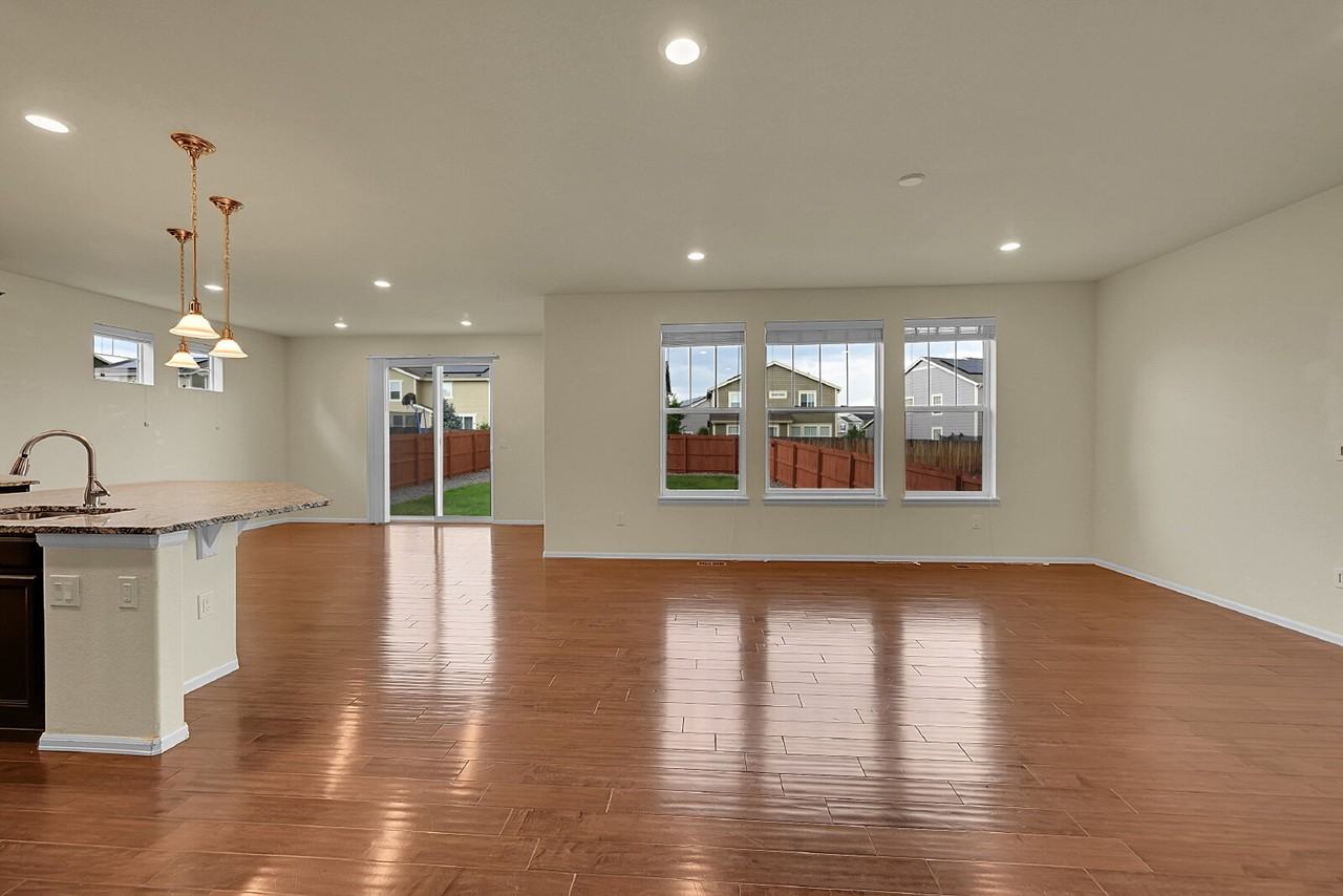 15049 Vienna Cir - Photo 7 of 21