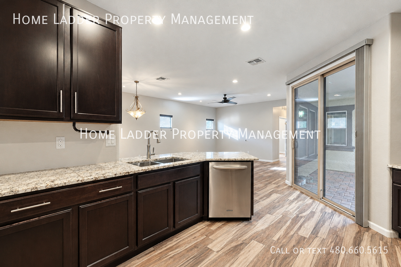 881 S Pheasant Dr - Photo 5 of 32