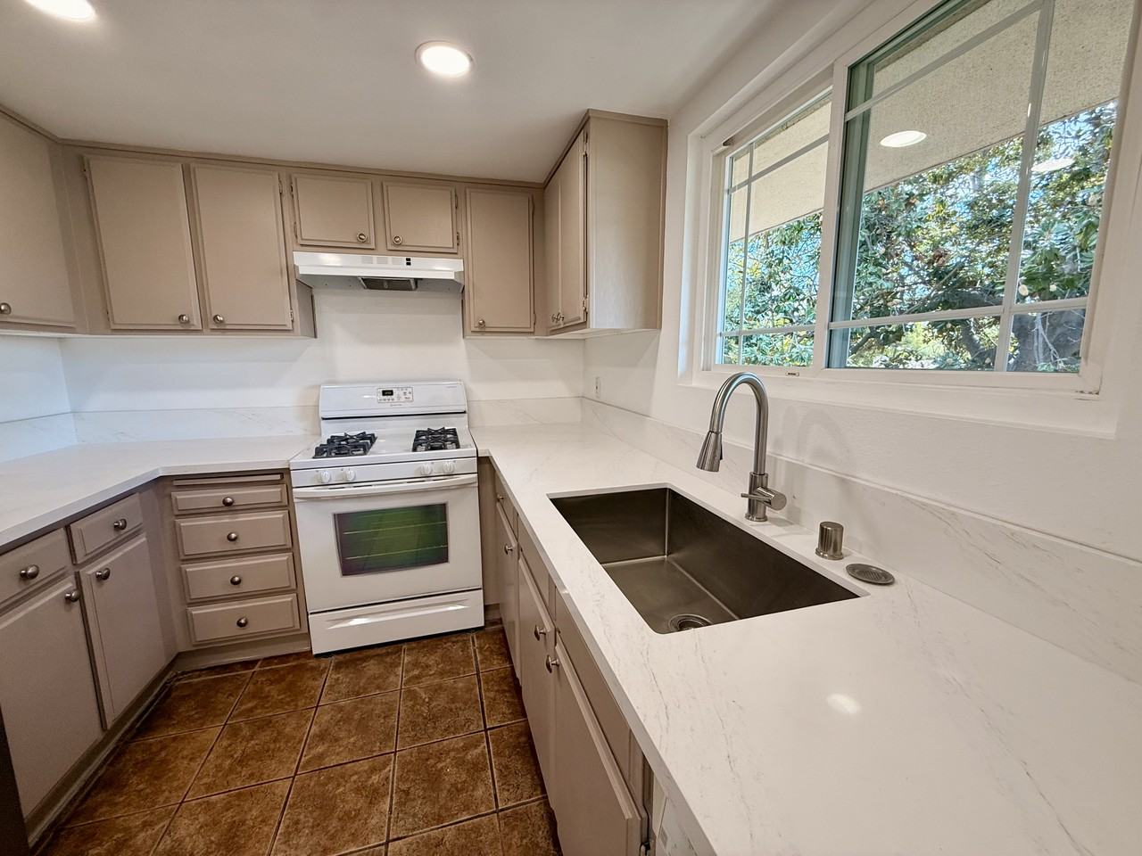 449 N Catalina Ave #210 - Photo 3 of 25