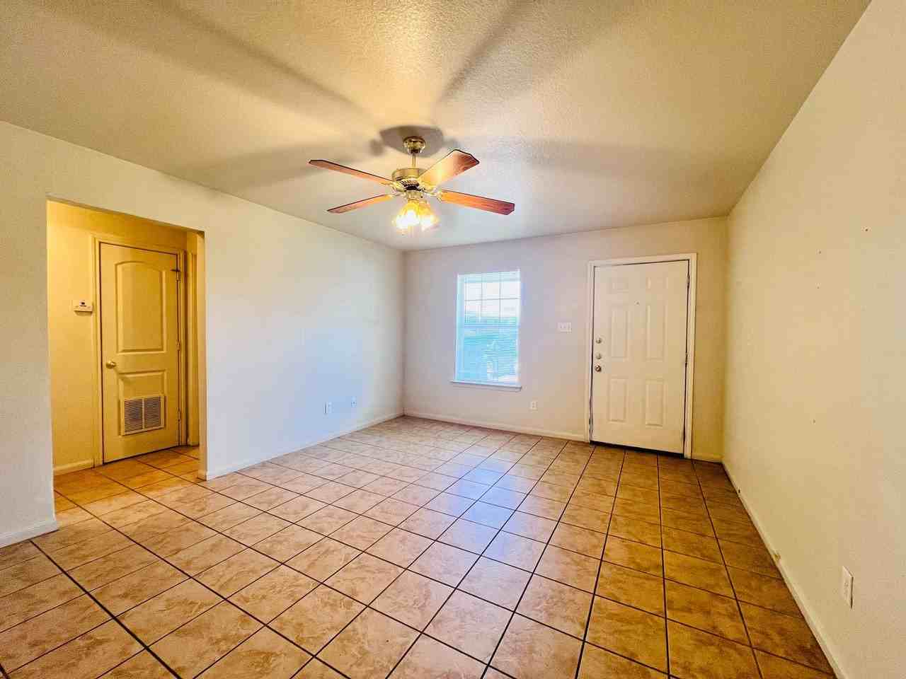 1405 Hopi Trl Apt B - Photo 3 of 7