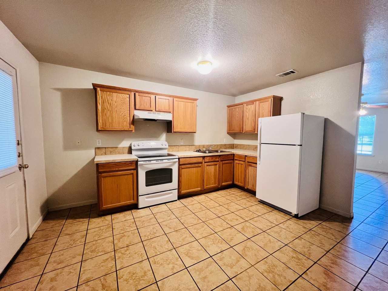 1405 Hopi Trl Apt B - Photo 4 of 7
