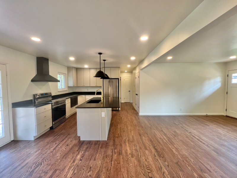 805 38th St - Photo 5 of 20