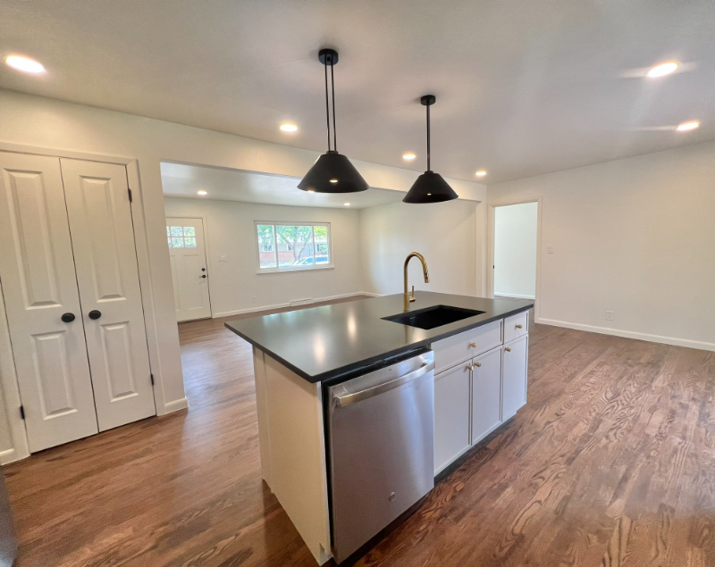 805 38th St - Photo 6 of 20