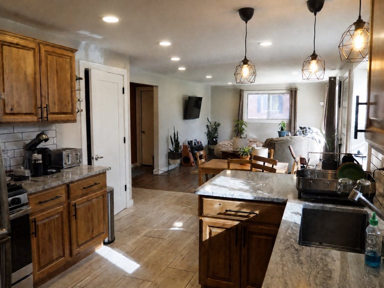 1729 N Alder St - Photo 4 of 11