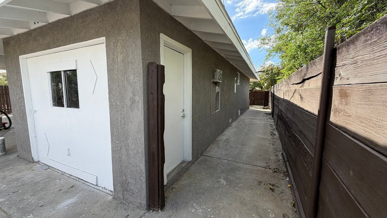 453 E F St - Photo 2 of 12