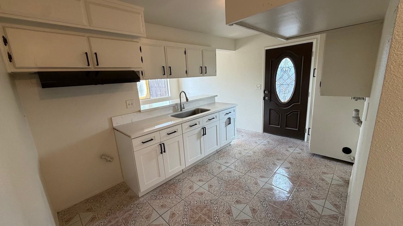 453 E F St - Photo 4 of 12
