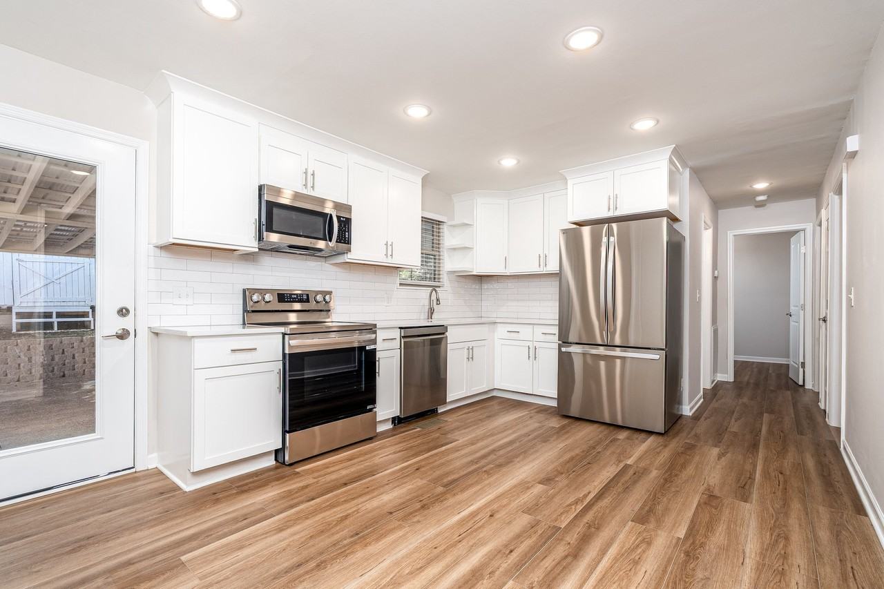204 Dabney Dr - Photo 2 of 20